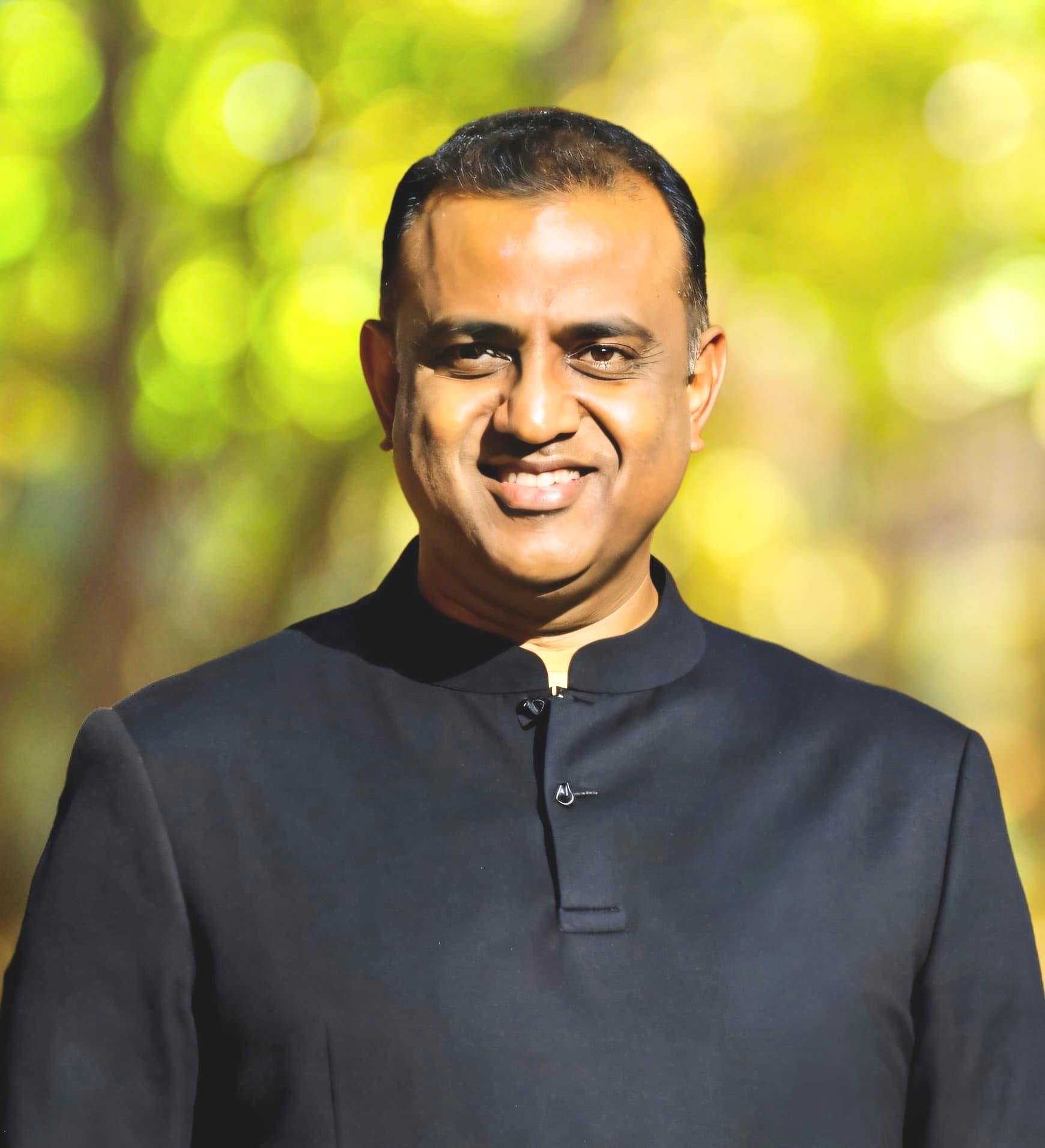 Headshot of Shan Magadi.